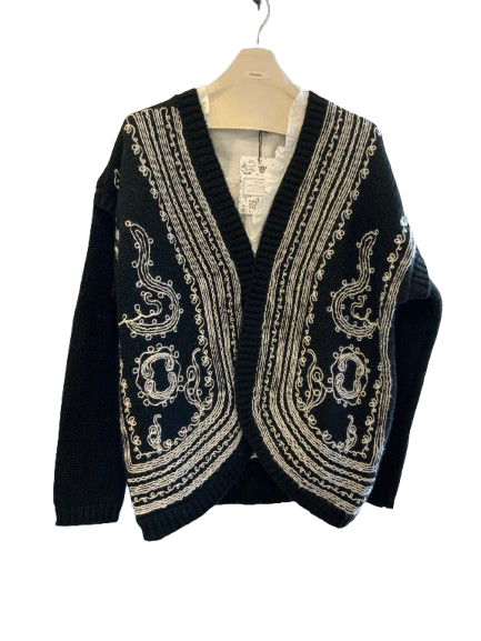 Chaqueta negra con motivo en blanco de bordados