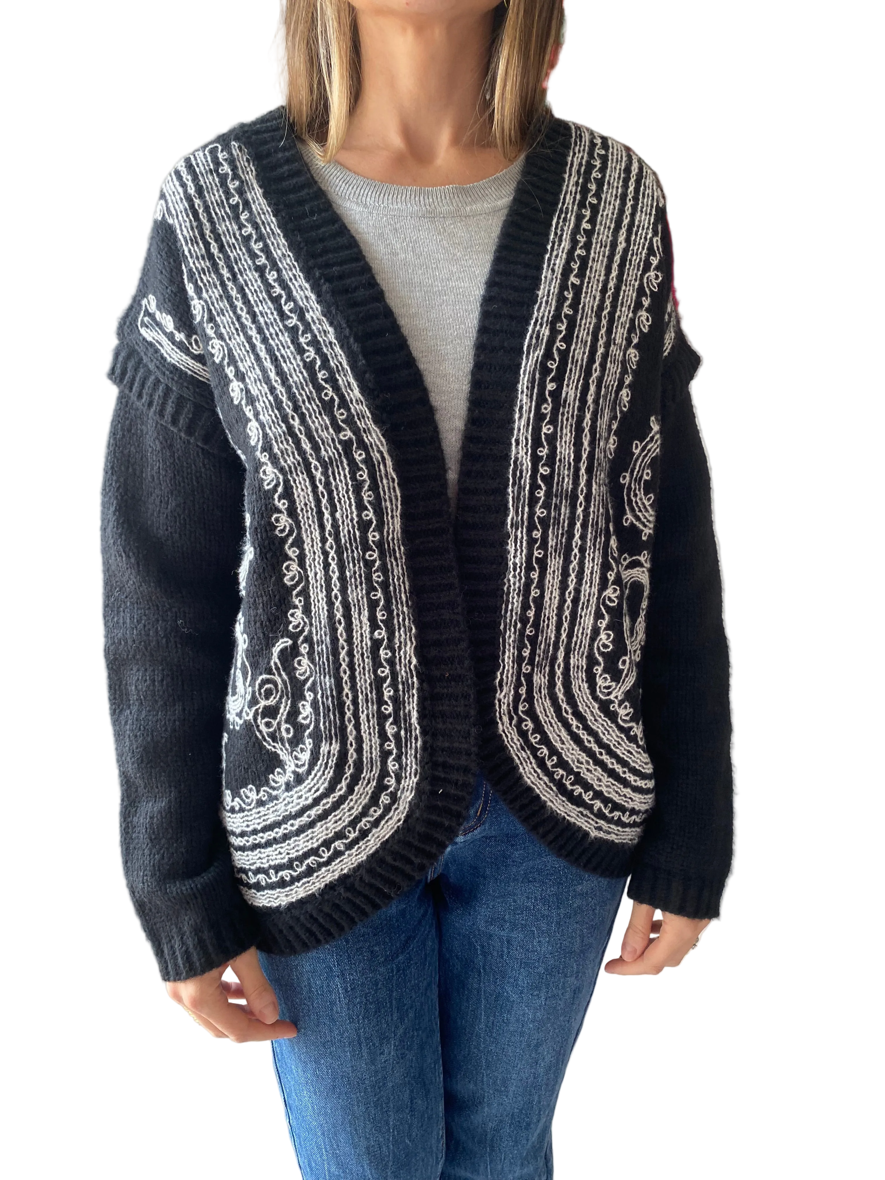 Chaqueta negra con motivo en blanco de bordados