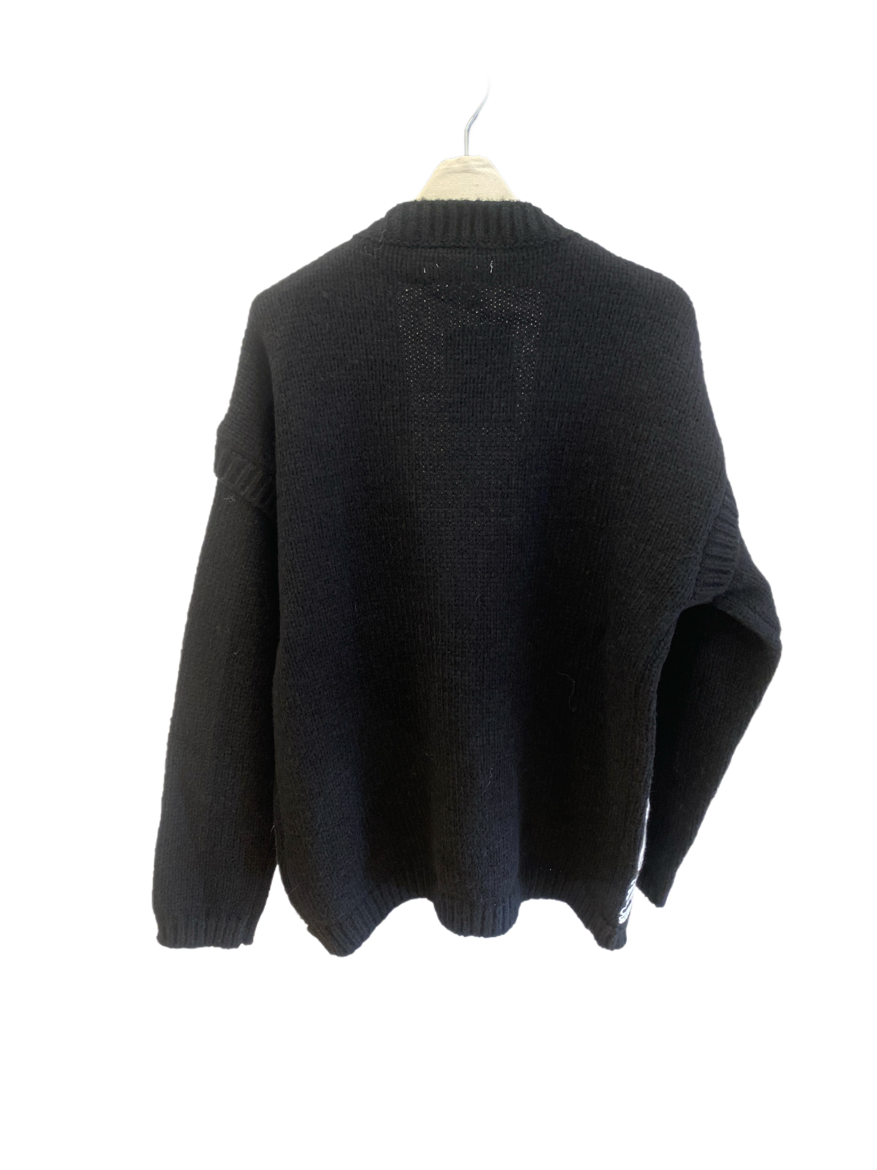 Chaqueta negra con motivo en blanco de bordados