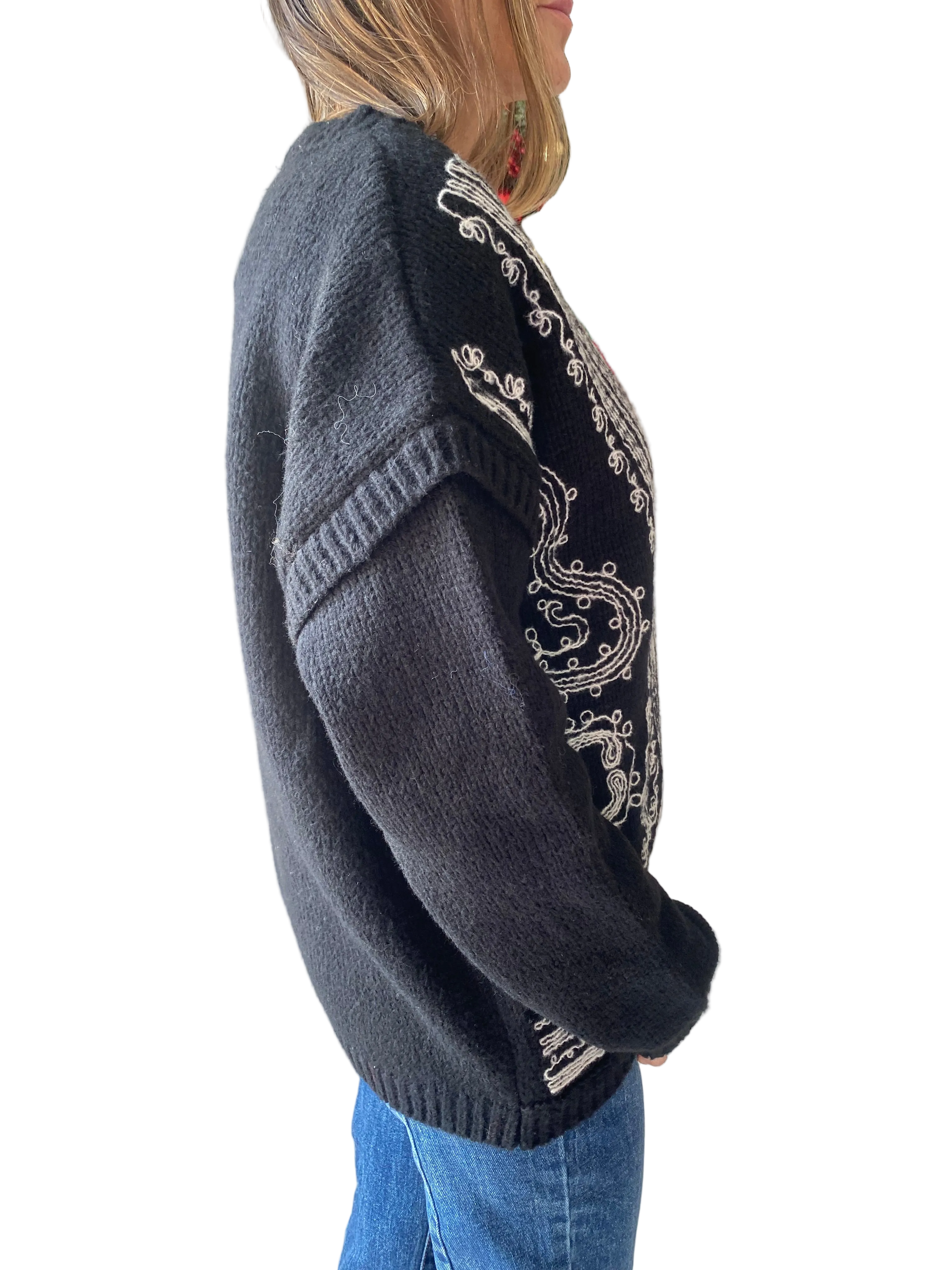 Chaqueta negra con motivo en blanco de bordados