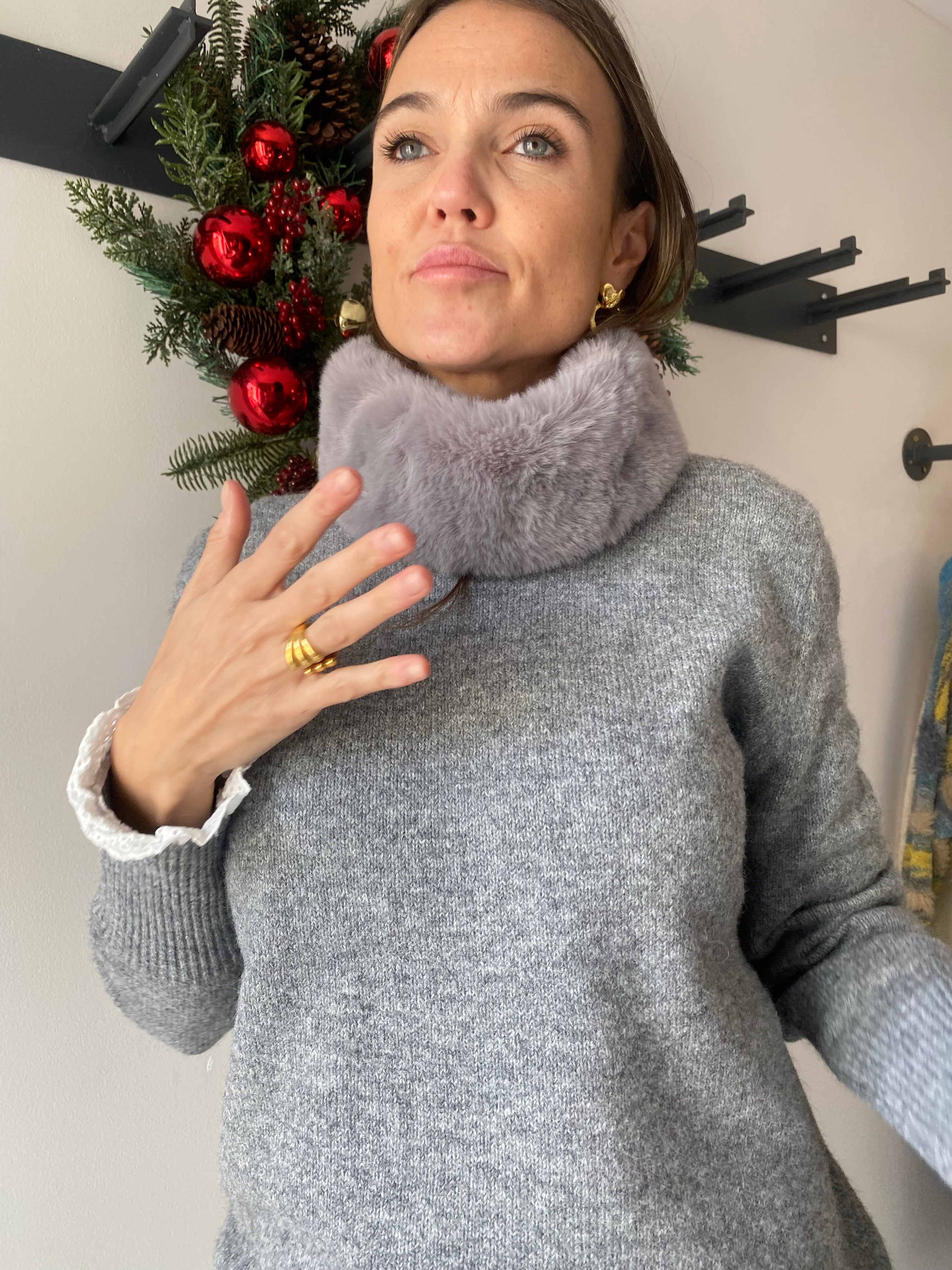 Cuello de Pelo Gris claro