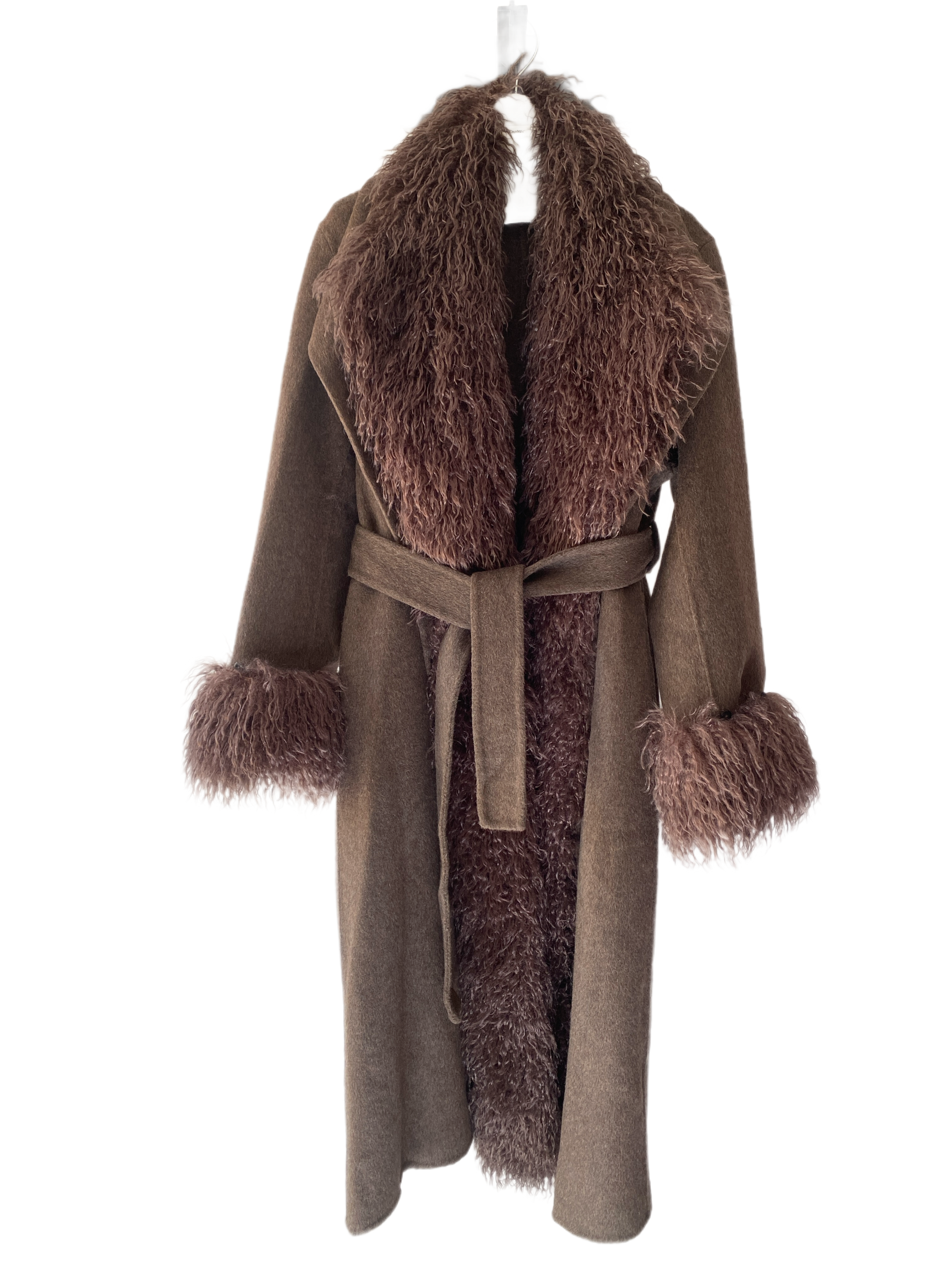 Abrigo largo con pelo rizado en puño y delantera con cinturón